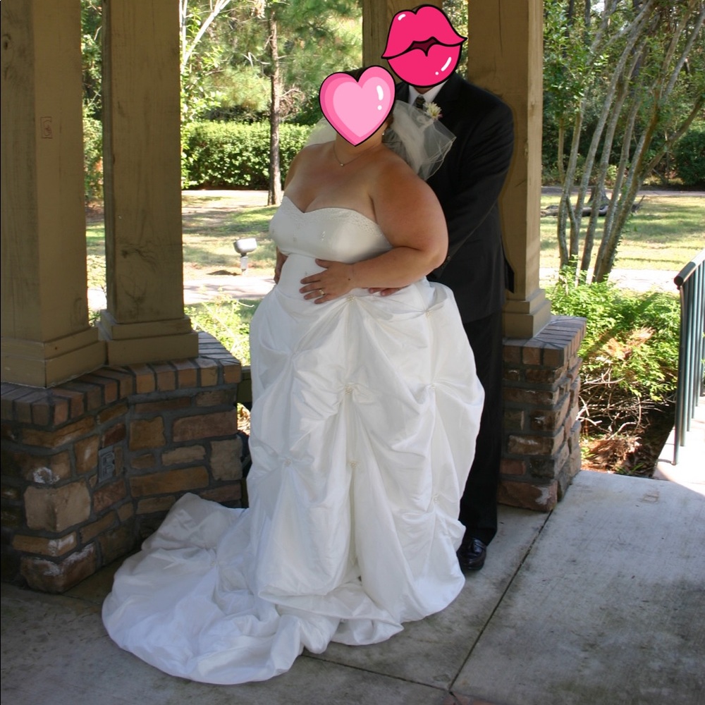 Used plus size wedding gown